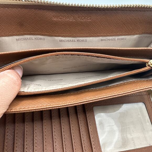 MICHAEL KORS Jet Set Zip Around Wallet - Picture 9 of 12